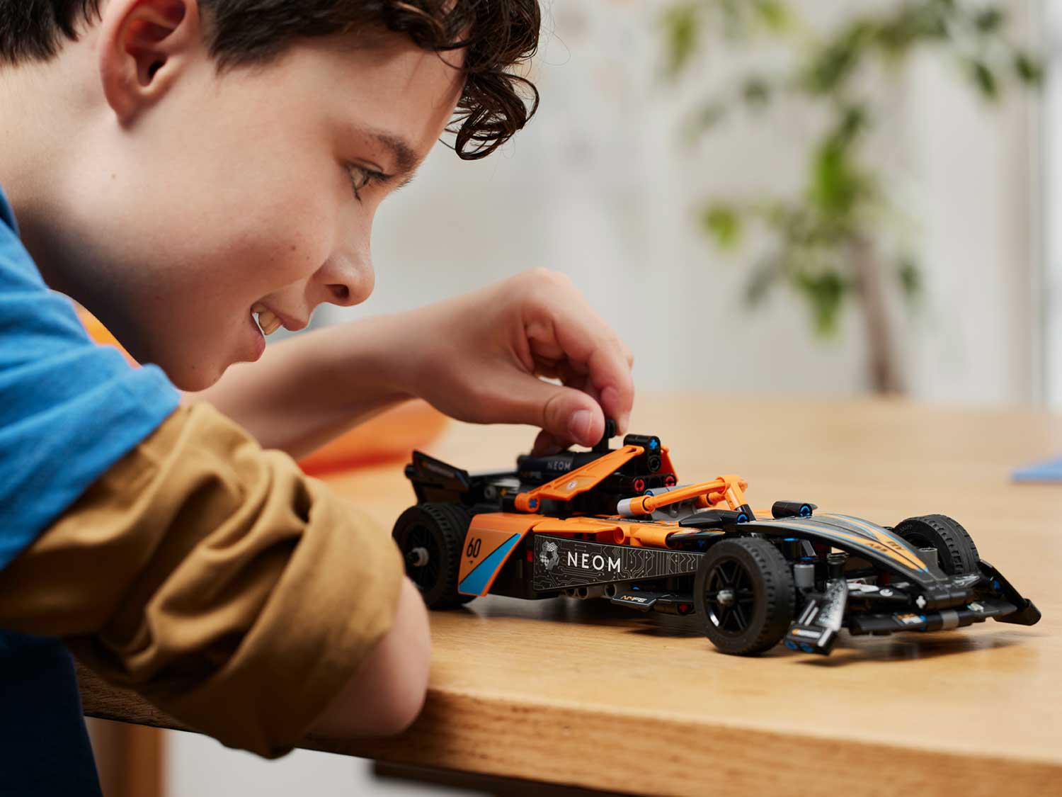 Конструктор Lego Technic Гоночный автомобиль NEOM McLaren Formula E (42169)