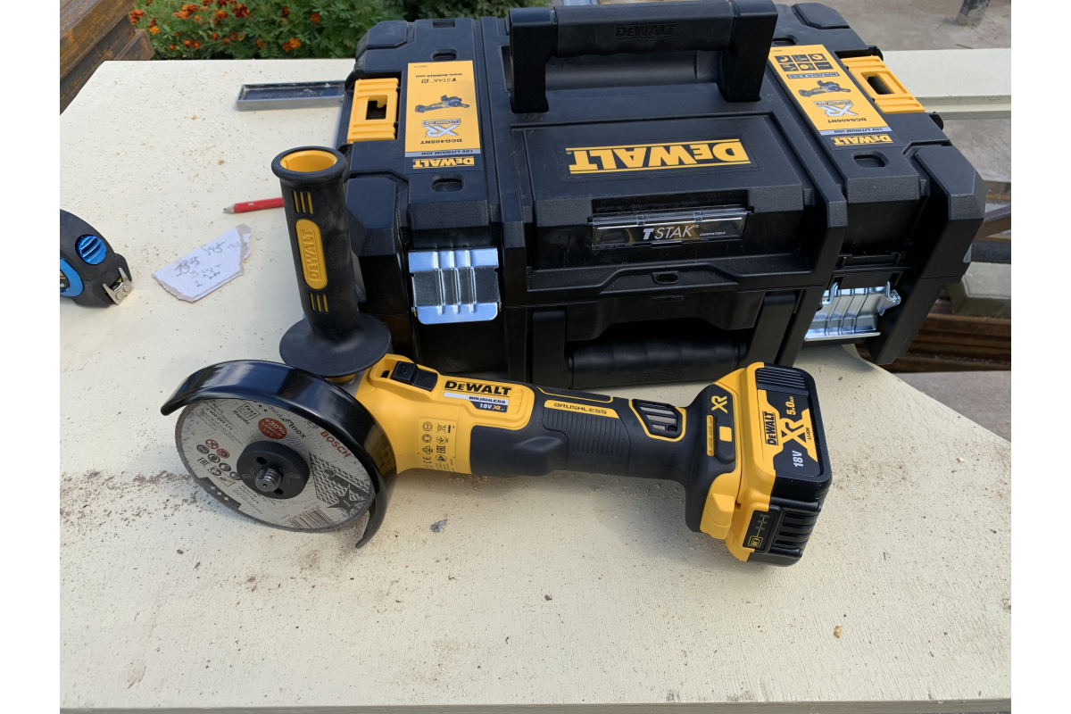 Угловая шлифмашина DeWalt DCG405NT