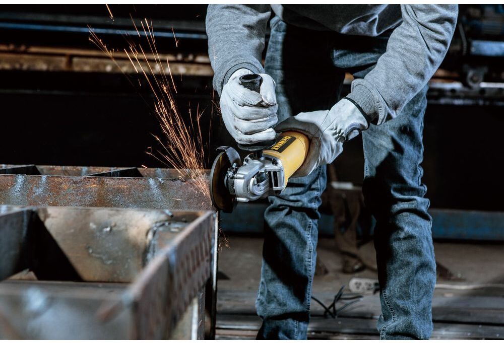 Угловая шлифмашина DeWalt DWE4117-QS