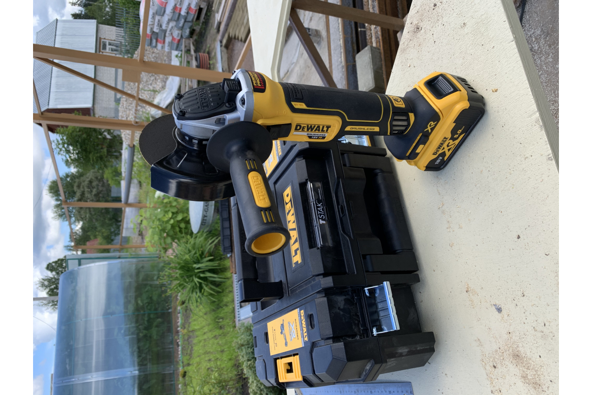 Угловая шлифмашина DeWalt DCG405NT