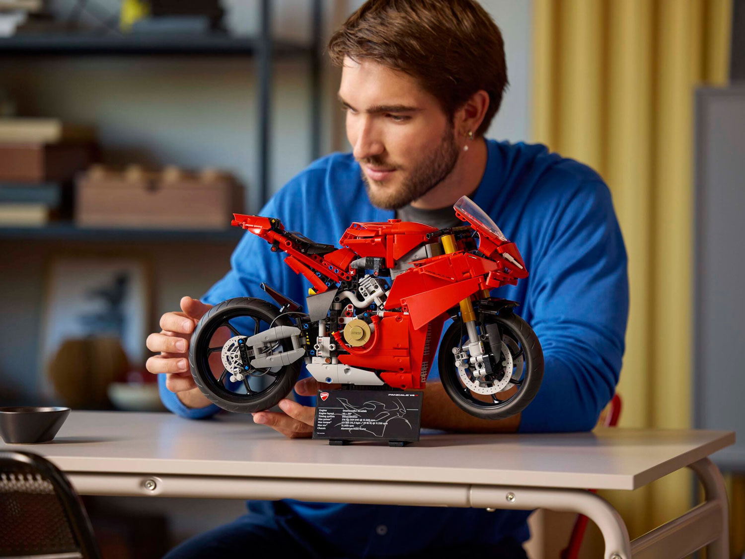 Конструктор Lego Technic Мотоцикл Ducati Panigale V4 S (42202)