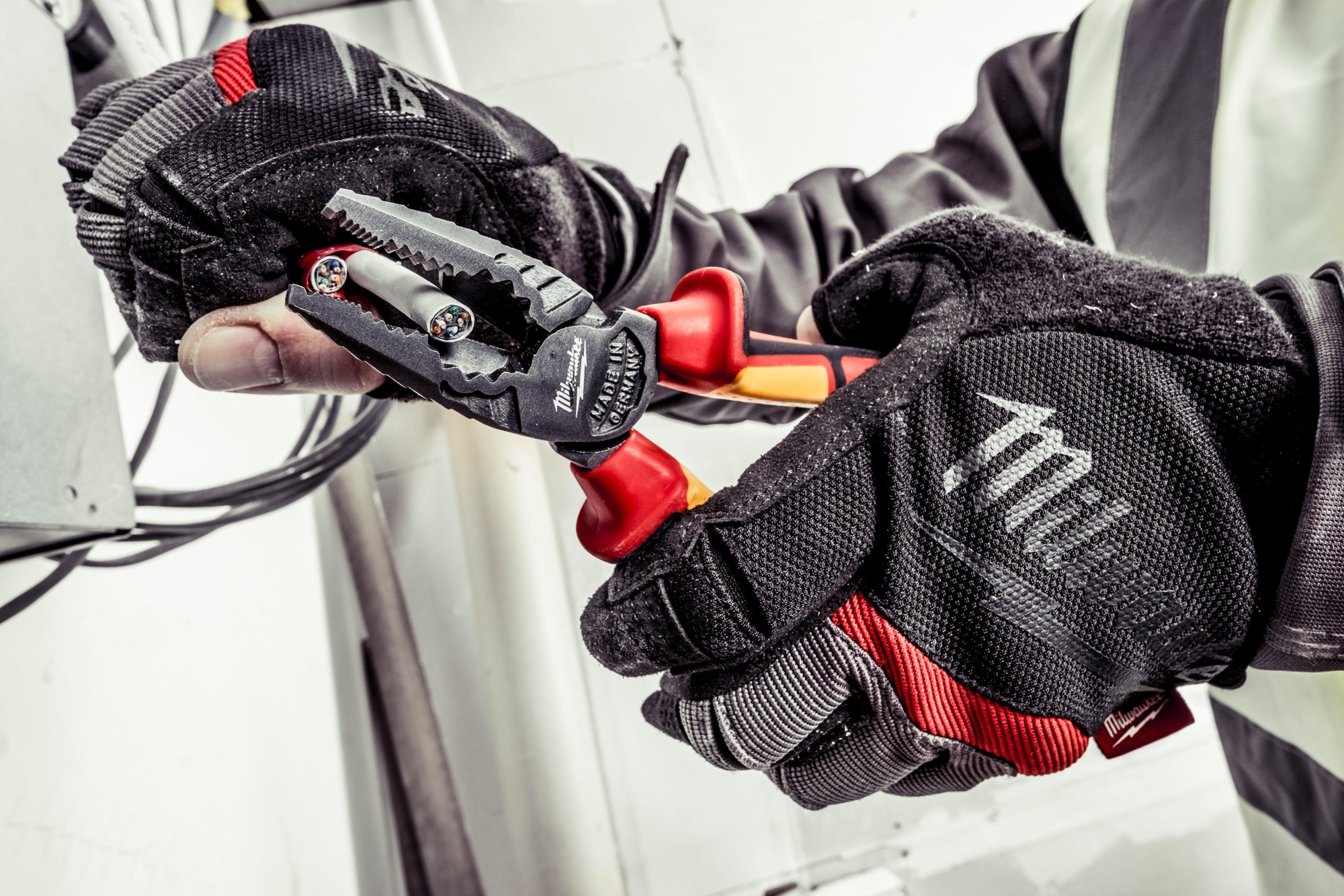 Пассатижи Milwaukee VDE 4932464572